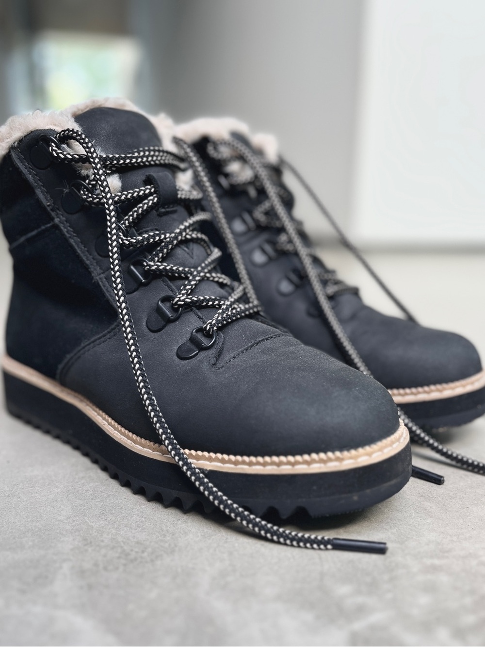 TOMS Black Leather Suede Faux Fur Shearling Hiker Ankle Boots Womens 6.5